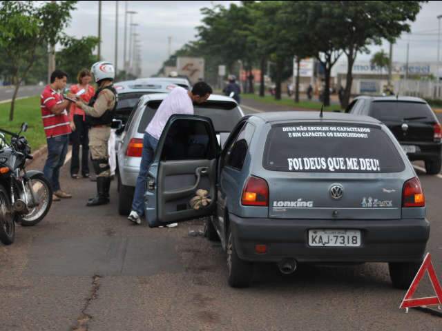 Parada em faixa de pedestre causa acidente com 6 ve&iacute;culos em avenida