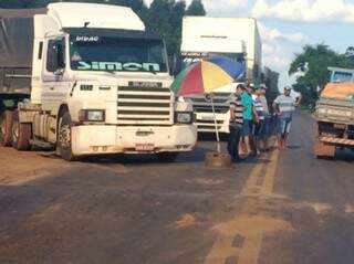 Ontem, caminhoneiros bloquearam a MS-134, em Nova Andradina, na saída para Campo Grande (Foto: Nova News)