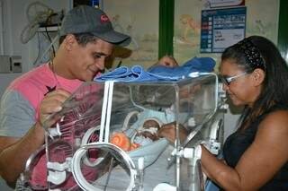 Na UTI, pequeno sobrevivente  recebe carinho da família (Foto: Santa Casa/Divulgação)