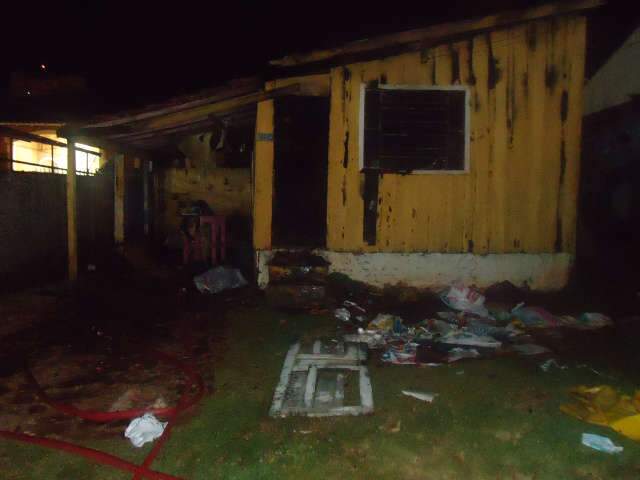  Inc&ecirc;ndio destr&oacute;i casa na avenida Bandeirantes em Campo Grande 