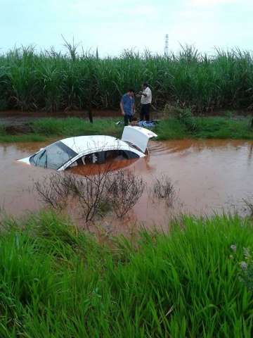 Vereadores sofrem acidente e carro fica submerso em lagoa na BR-379