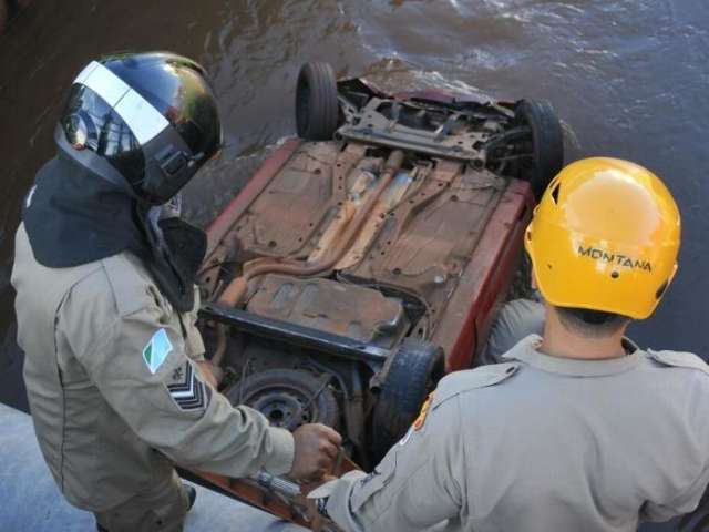 &lsquo;Fechada&rsquo;, motorista perde controle da dire&ccedil;&atilde;o e carro cai em c&oacute;rrego