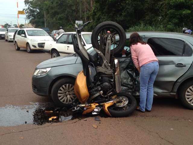 Homem fica ferido ap&oacute;s moto bater em carro e ficar de ponta cabe&ccedil;a