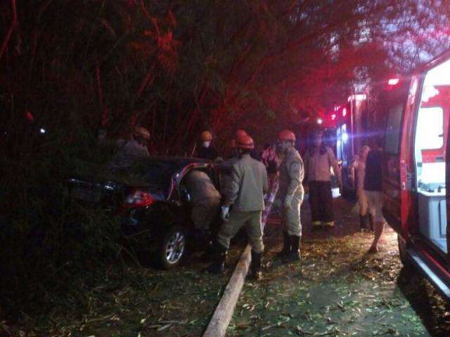 Motorista fica preso &agrave;s ferragens ap&oacute;s ve&iacute;culo capotar em avenida da Capital