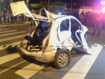 Câmera flagra momento de acidente entre Celta e caminhonete na Afonso Pena