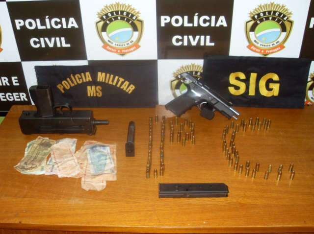  Dupla acusada de roubos &eacute; presa com pistola e submetralhadora