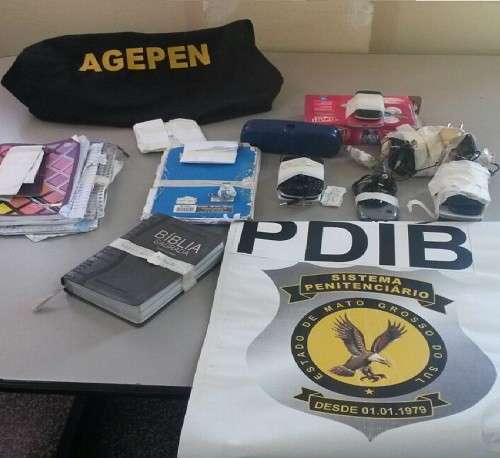Escondido at&eacute; na B&iacute;blia, 34 celulares s&atilde;o apreendidos em celas