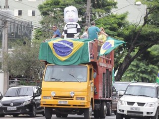Carreata com trio elétrico nas ruas do centro da Capital comemora a ação da Polícia Federal contra o ex-presidente Lula (Foto: Marcos Ermínio)