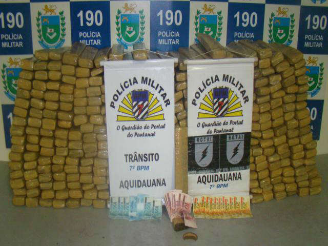  Placa de carro coberta com pano leva &agrave; apreens&atilde;o de meia tonelada de maconha