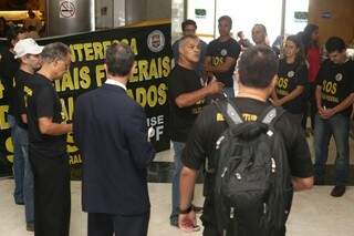 Policiais federais fazem protesto no aeroporto de Campo Grande e em mais 5 cidades do Estado (Foto: Marcelo Vitor)