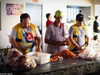 Voluntários ajudam na cozinha e contam com apoio dos próprios moradores. (Foto: Everson Cabral)