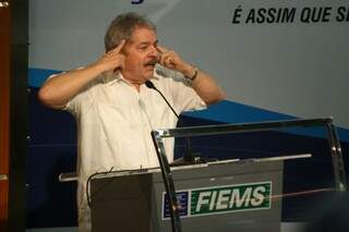 Lula discursando durante encontro com empresários na Fiems (Foto: Marcos Ermínio)