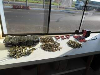 Dois homens foram presos com munições, remédios, pneus, eletrônicos e bebidas do Paraguai. (Foto: divulgação)