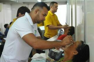 Pacientes fazem exames na Caravana da Saúde. (Foto: Alcides Neto)