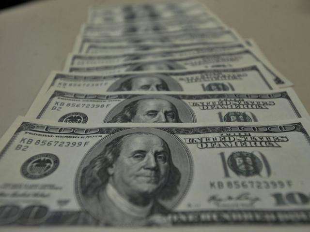 D&oacute;lar sobe, vai a R$ 3,75 e encerra fevereiro com valoriza&ccedil;&atilde;o de 2,6%