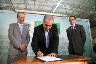 À esquerda, o novo secretário da Sejusp, José Carlos Barbosa, com o governador do Estado, Reinaldo Azambuja (PSDB) e o ex-secretário Silvio Maluf. (Foto: Fernando Antunes). 
