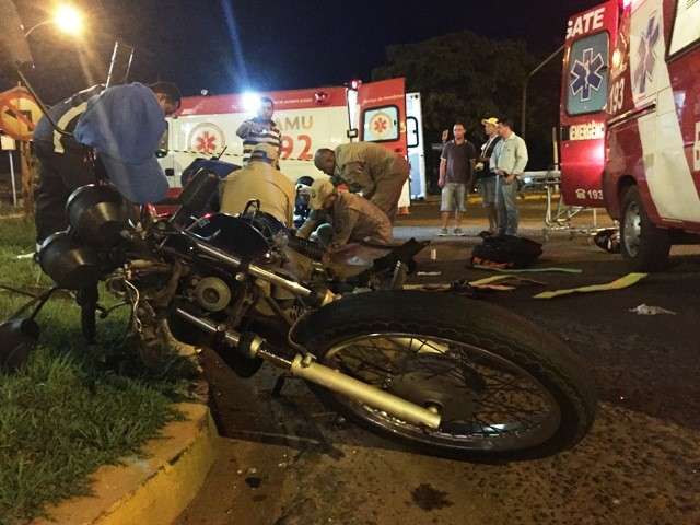 Van colide com moto e condutor fica gravemente ferido em avenida