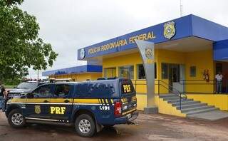 Policiais do posto Guaicurus da PRF, em Miranda, apreendem 39,6 quilos de pasta base de cocaína com casal em camionete (Foto: Divulgação/site O Pantaneiro)