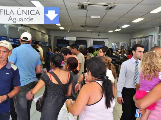  Banc&aacute;rios voltam ao trabalho e clientes enfrentam filas para ser atendidos