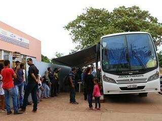 Ônibus da Justiça Itinerante durante atendimento (Foto: TJMS/Divulgação)