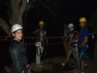 À noite, grupo encarou aventura durante três horas no Inferninho, cachoeira que fica na saída de Rochedo. (Foto: Thailla Torres)