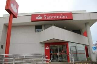 Bandidos instalaram chupa-cabras em três caixas de uma agência do Santander. (Foto: Marcos Ermínio)