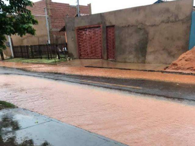 Prevista pela meteorologia, chuva forte deixa tempo fresquinho na Capital 