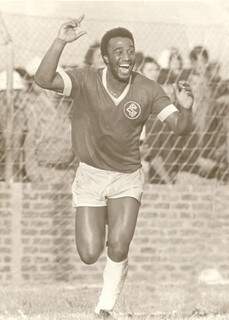 Tadeu Santos também jogou em grandes clubes como o Internacional, na década de 70 (Foto: Divulgação)