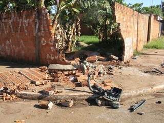 Muro destruído após batida no cruzamento das ruas  Águas da Prata e Valério Almeida (Foto: Marcos Ermínio)