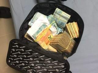 Bolsa cheia de dinheiro foi encontrada em um dos endereços alvo da operação  (Foto: divulgação/PF) 