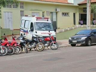 Ambulância não conseguiu sair da maternidade, pois veículos estavam travando passagem. (Foto: Fernando Antunes)