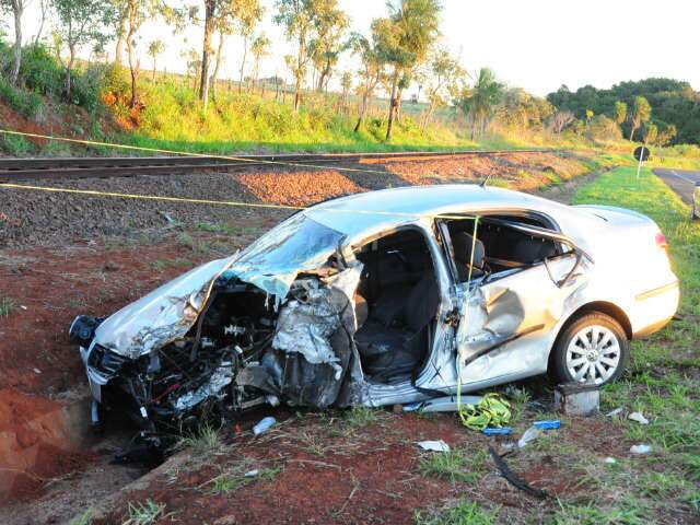  Acidente entre carro e caminh&atilde;o na BR-262 deixa um morto e dois feridos