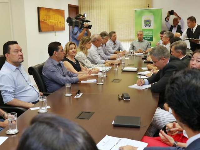 A portas fechadas, Azambuja re&uacute;ne-se com secretariado na Governadoria