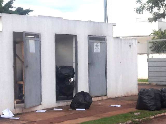 Sem porta e cadeado, lixo hospitalar preocupa moradores no Jd. Leblon