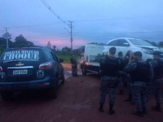 Assaltantes roubam escrit&oacute;rio e acabam batendo carro em barranco na fuga