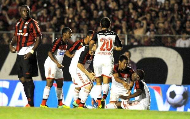Com dois gola&ccedil;os, Flamengo e Atl&eacute;tico-PR empatam na primeira decis&atilde;o