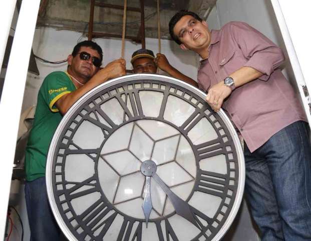 Ap&oacute;s um ano e meio, r&eacute;plica de rel&oacute;gio da 14 volta a funcionar em avenida