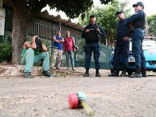 Ao avistar a polícia, homem joga cachimbo geralmente usado para consumo de droga. (Foto: Marcos Ermínio) 