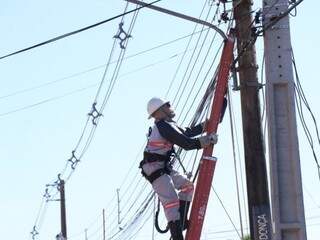 Eletricista durante trabalho de combate a ligações irregulares de energia. (Foto: Henrique Kawaminami)