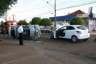 Após ser atingido por Onix, Peugeot capotou em cruzamento na Capital (Foto: Marcos Ermínio)
