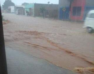 Rua Jerônimo de Albuquerque inunda tova vez que chova, diz comerciante. (Foto: Direto das Ruas)