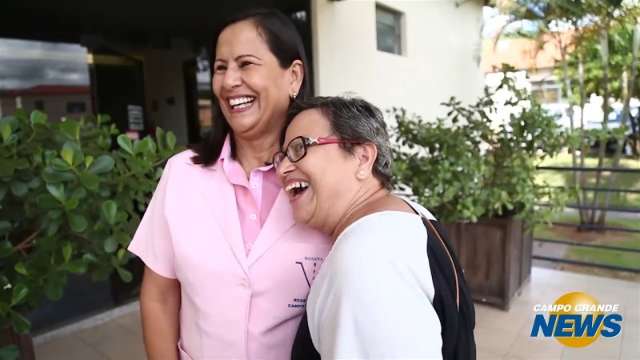 Volunt&aacute;rias levam carinho e doa&ccedil;&otilde;es a pacientes com c&acirc;ncer