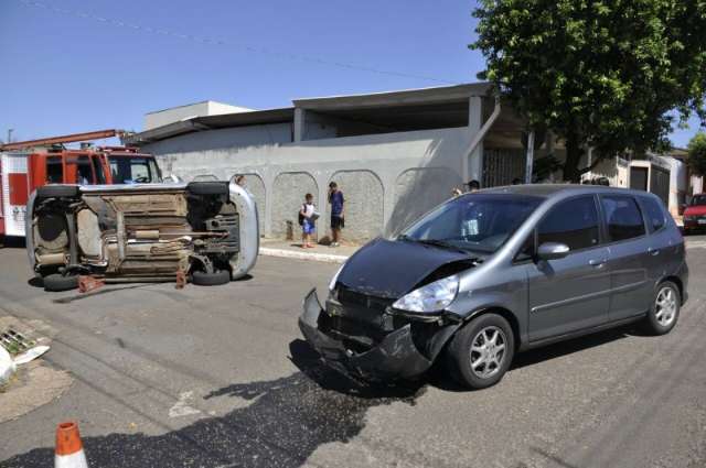 Carro tomba em acidente no bairro Coophaf&eacute;