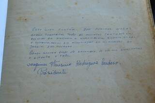 Livro Ata da Associação dos Moradores do São Conrado criado e assinado pelo primeiro presidente em 1983, consta que a data do aniversário é 11 de setembro  (Foto: Alana Portela)