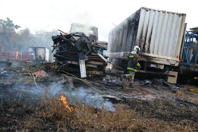  Inc&ecirc;ndio destr&oacute;i ba&uacute;s de caminh&otilde;es e carca&ccedil;as de ve&iacute;culos na BR-163