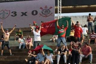 Torcedores da Lusa comemoram vitória no Morenão.