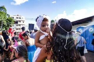 Com bebê estreante, matinê prova que Carnaval de rua também é para crianças