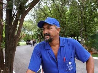Encarregado Nelson da Silva trabalha no cemitério Parque das Primaveras há 26 anos. (Foto: Henrique Kawaminami)