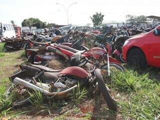 Veículos recolhidos em pátio de Detran-MS vão a leilão (Foto: Arquivo/Campo Grande News)