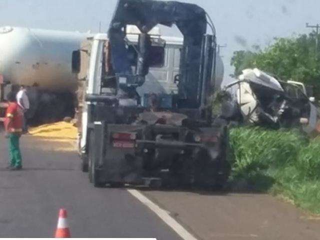 Rodovia BR-158 &eacute; parcialmente interditada ap&oacute;s colis&atilde;o de carretas 